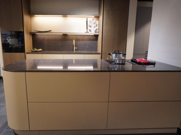 Schröder keuken met afgeronde kookeiland