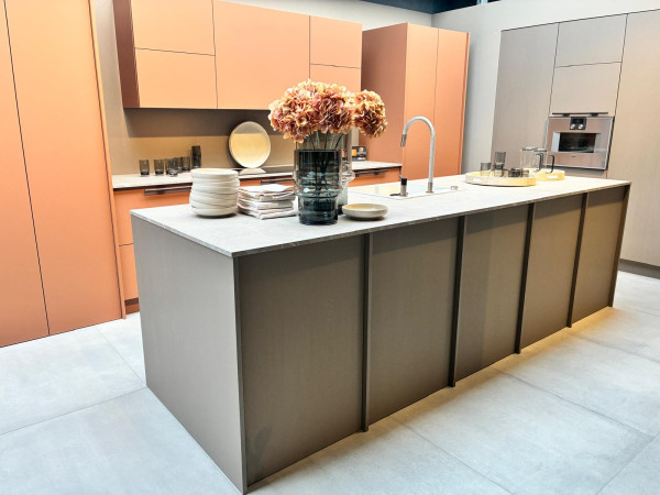 Moderne keuken met kookeiland in warme terracottatinten